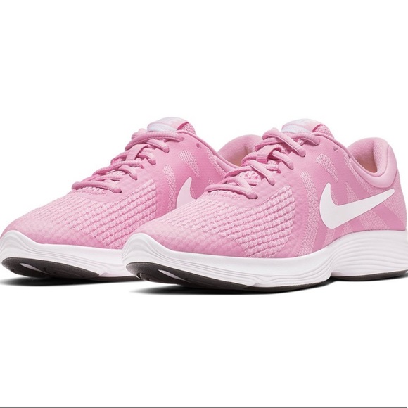Nike Shoes - 💕 Nike Revolution 4